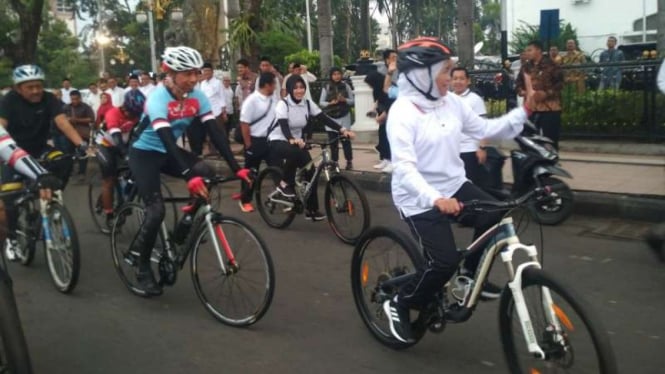 Puluhan pesepeda susuri jalan Tol Trans Jawa.