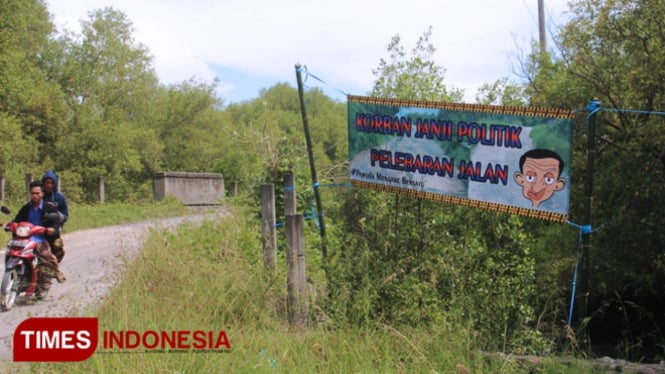 Kerusakan jalan di Desa Mengare Kecamatan Bungah. (FOTO: Akmal/TIMES Indonesia)