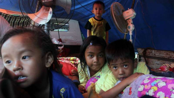 Anak-anak korban gempa di Kabupaten Solok Selatan, Sumatera Barat, di dalam tend