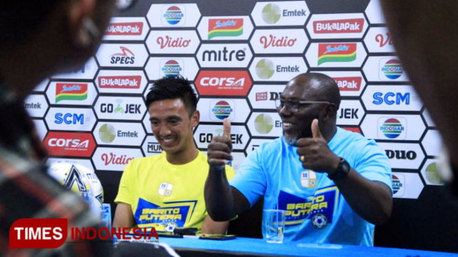 Pelatih Barito Putra, Jacksen Ferreira Tiago dan pemain Bayu Pradana saat press konferensi menjelang Piala Presiden 2019. (FOTO: Tria Adha/TIMES Indonesia)