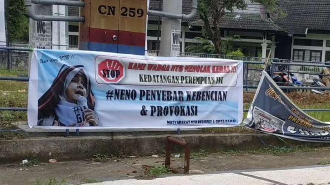 Spanduk penolakan kedatangan Neno Warisman di Jalan Bung Karno, Kota Mataram, Nusa Tenggara Barat, Senin, 4 Maret 2019.