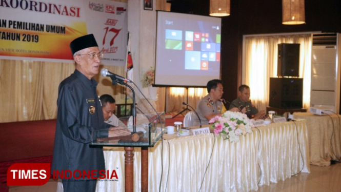 Bupati Bondowoso Drs Salwa Arifin saat memberikan sambutan dalam acara rapat kordinasi jelang Pemilu 2019 bersama KPU di Hotel Ijen View (FOTO: Moh Bahri/TIMES Indonesia)