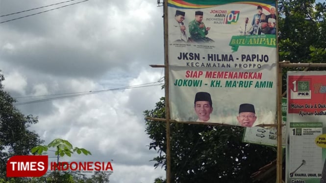 Salah satu baliho Jokowi-Ma"ruf yang dkusak di Kabupaten Pamekasan. (Foto/akhmad syafii)