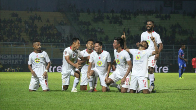 Para pemain Barito Putera merayakan gol ke gawang Arema FC
