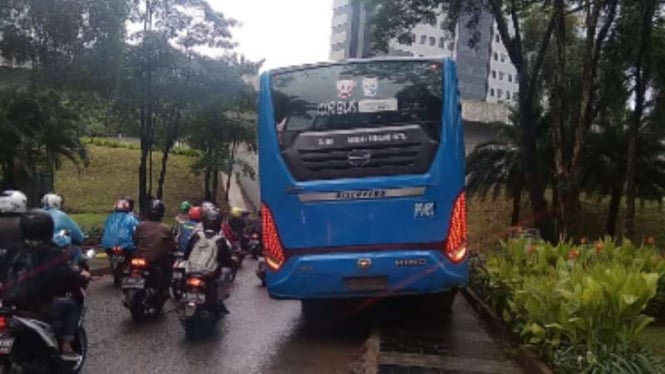 Bus nyangkut di Semanggi.