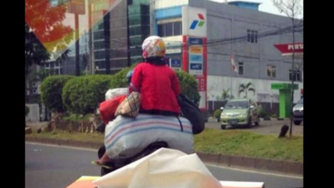 Potret emak-emak boncengan motor.