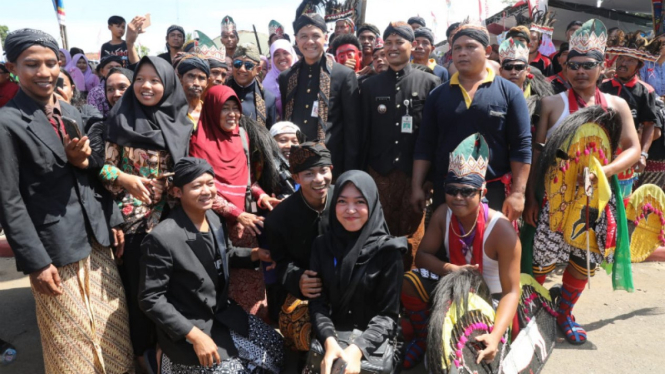 Gubernur Jateng Ganjar Pranowo saat hadir mengikuti tradisi Jolen Bobok Bumbung.