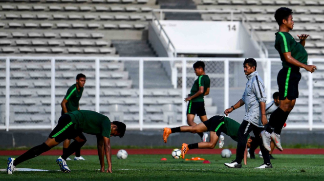 Pelatih Timnas Indonesia U-23 Indra Sjafri (kedua kanan) memimpin jalannya pemusatan latihan di Stadion Madya, Kompleks Gelora Bung Karno, Senayan, Jakarta, Senin, 4 Maret 2019.