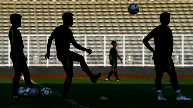 Siluet pemain Timnas Indonesia U-23 mengikuti pemusatan latihan di Stadion Madya, Kompleks Gelora Bung Karno, Senayan, Jakarta, Senin, 4 Maret 2019.