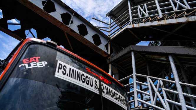 Sopir metromini berada di bawah Jembatan Penyeberangan Orang (JPO) yang rusak di Pasar Minggu, Jakarta Selatan, Senin, 4 Maret 2019.