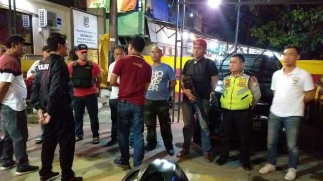 Polisi menggerebek Kampung Ambon, Jakarta Barat, Senin, 4 Maret 2019 malam.