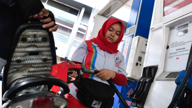 Petugas mengisi kendaraan konsumen dengan BBM jenis Pertamax Turbo di SPBU Jalan HR Rasuna Said, Jakarta Selatan