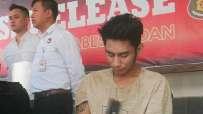 Polisi memperlihatkan seorang pria penyuka sejenis tersangka pembobol sebuah toko produk-produk Apple dalam sebuah konferensi pers di Medan, Sumatera Utara, Senin, 4 Maret 2019.