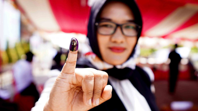 Seorang warga menunjukan jari yang telah diberi tinta usai mengikuti simulasi pemungutan dan penghitungan suara Pemilihan Umum di kantor Komisi Pemilihan Umum (KPU) Kabupaten Gorontalo, Gorontalo