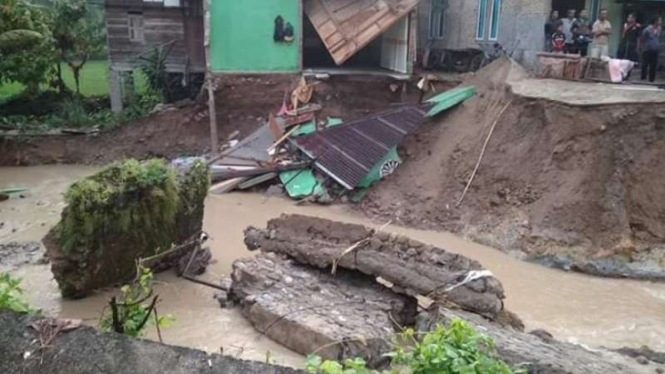 Jembatan Ampang Gadang di Pasaman, Sumatera Barat putus