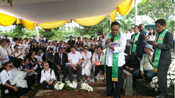 Suasana pemakaman Ibu Mikha Tambayong