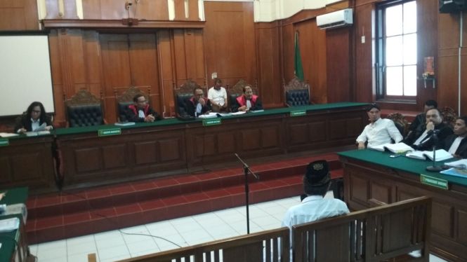 Terdakwa pencemaran nama baik Ahmad Dhani Prasetyo di Pengadilan Negeri Surabaya, Jawa Timur, pada Selasa, 5 Maret 2019.