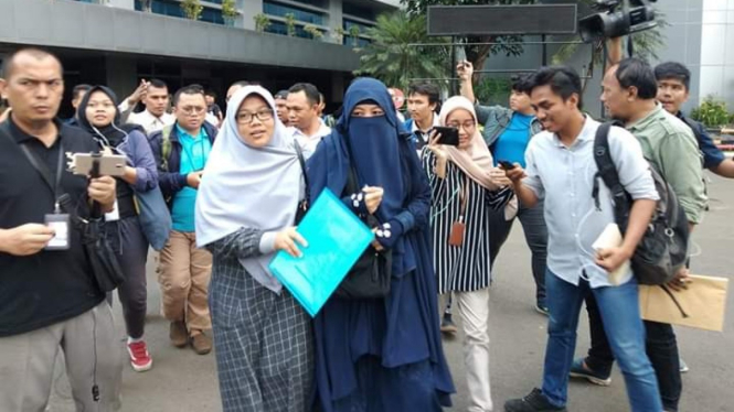 Hayati Syafri, dosen yang dipecat dari kampusnya di IAIN Kota Bukittinggi, mendatangi kantor Badan Kepegawaian Nasional di Jakarta untuk mengadukan kasusnya pada Selasa, 5 Maret 2019.