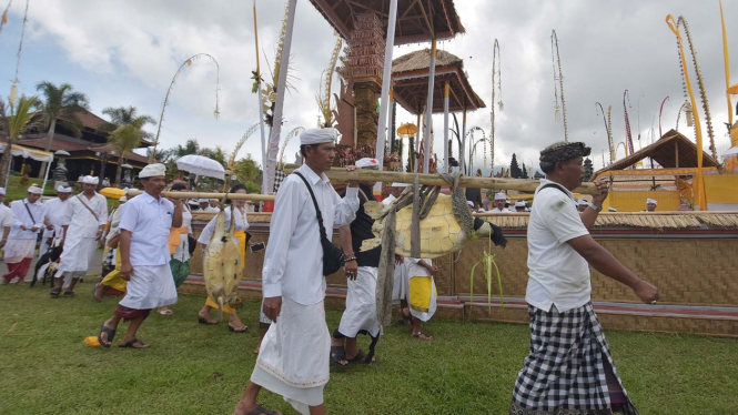 Upacara Mapepada di Pura Besakih Bali