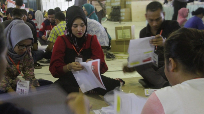 Nadya Sri Wahyuni, satu di antara 250 pekerja pelipat dan penyortir surat suara pemilu yang dipekerjakan oleh KPU Kota Medan, Sumatera Utara, Selasa, 5 Maret 2019.