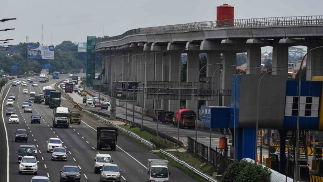 Sejumlah kendaraan melintas di samping konstruksi jalur LRT Jabodebek rute Cawang-Cibubur di Jakarta Timur.