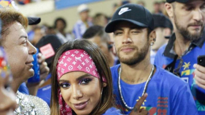 Neymar bersama bintang pop Brasil, Anitta.