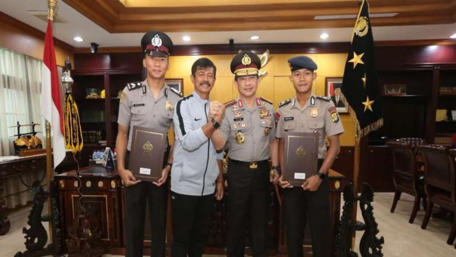Kapolri Jenderal Tito Karnavian memberikan kenaikan pangkat punggawa Timnas U 22