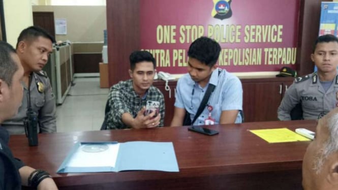 Dony Manggek Piliang dari Forum Anak Nagari Sumatera Barat laporkan Rocky Gerung