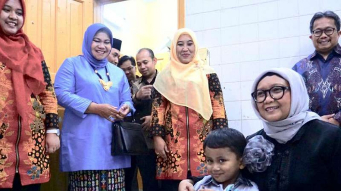 Menlu Retno Marsudi ketika mengunjungi sekolah Indonesia di Jeddah.