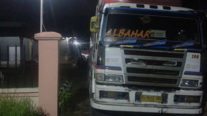 Truk kontainer pengangkut surat suara di Jambi.