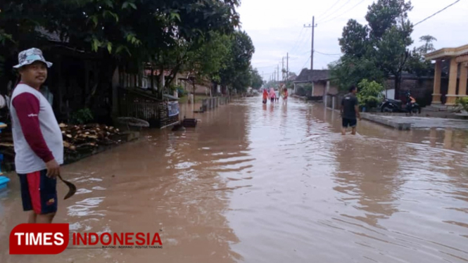 Akibat diguyur hujan semalam akses darat dan rumah warga Desa Tidak, Kwadungan, Ngawi tergenang air luapan Bengawan Madiun. (FOTO: Ardian Tri H/TIMES Indonesia)