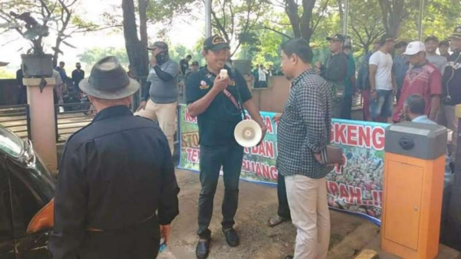 Warga menutup akses masuk ke TPA Burangkeng, Kabupaten Bekasi 