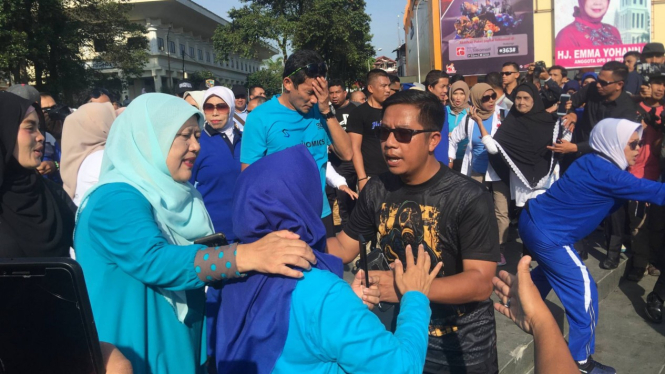 Calon Wakil Presiden Sandiaga Salahuddin Uno saat menyapa massa pendukungnya di kawasan pedestrian Jam Gadang, Kota Bukittinggi, Sumatera Barat, pada Rabu, 6 Maret 2019.