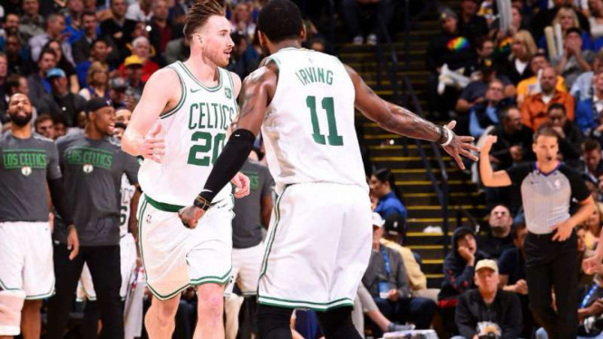 Pemain Boston Celtics, Gordon Hayward dan Kyrie Irving.