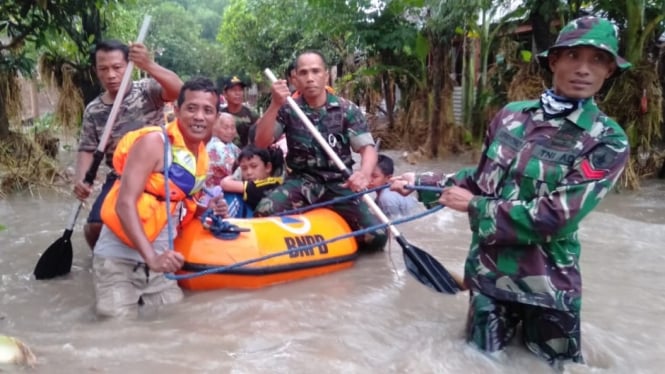 Prajurit TNI membatu proses evakuasi korban banjir di Kabupaten Madiun, Jawa Tim