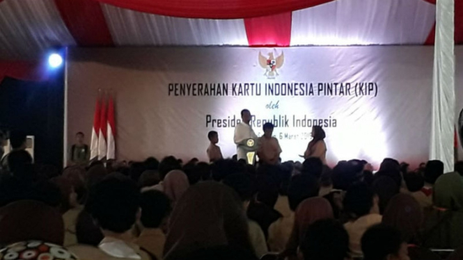 Presiden Joko Widodo membagikan Kartu Indonesia Pintar