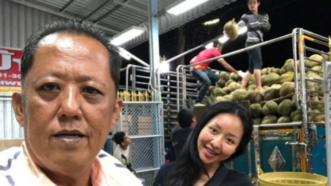 Pengusaha durian Arnon Rodthong dan putrinya