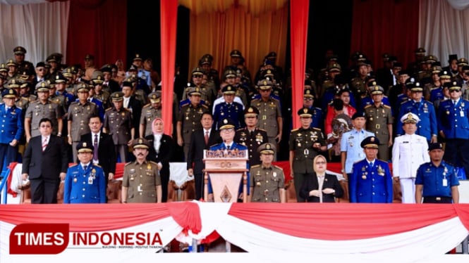 Mendagri RI Tjahjo Kumolo saat memimpin upacara peringatan HUT ke-100 Damkar, HUT ke-69 Satpol PP dan HUT ke-57 Satlinmas di Pekanbaru. (FOTO: Hasbullah/TIMES Indonesia)