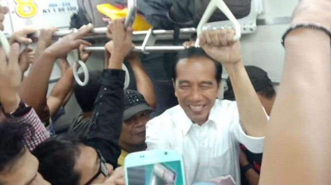 Presiden Jokowi ikut berdesakan naik commuter line menuju Bogor.