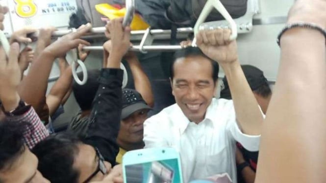 Presiden Jokowi ikut berdesakan naik commuter line menuju Bogor.