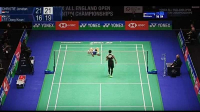 Lee Dong Keun tersungkur saat dikalahkan Jonatan Christie.