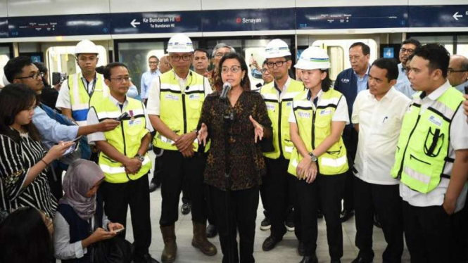Menteri Keuangan Sri Mulyani Indrawati melakukan uji coba MRT.