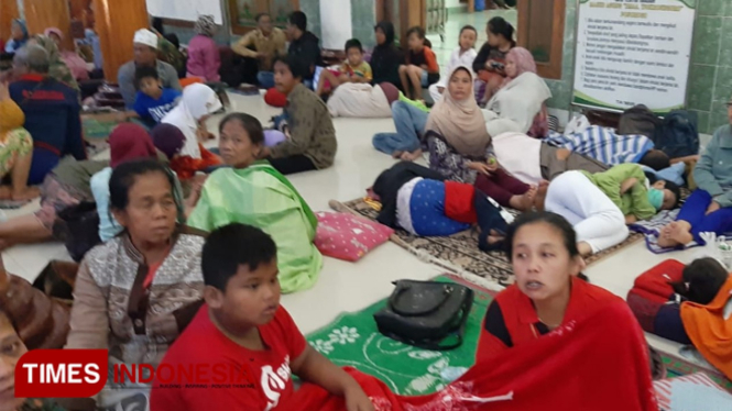 Warga terpaksa meninggalkan rumah karena kebanjiran dan mengungsi ke posko yang disediakan BPBD Ponorogo di Masjid Agung. (Foto: Evita Mukharohmah/TimesIndonesia).