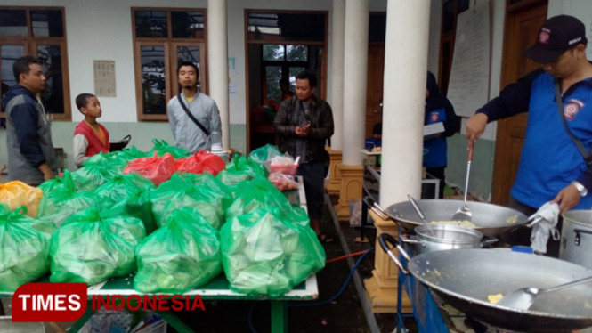 Tim Logistik siapkan makanan di dapur umum untuk pengungsi. (Foto: Ervan Marwantaka/TIMES Indonesia)