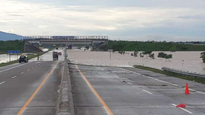 Genangan air Jalan Tol Ngawi Kertosono.