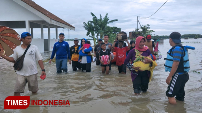 Warga Desa Waduk Tengah Kecamatan Kwadungan terpaksa mengungsi karena banjir. (FOTO: Ardian Tri H/TIMES Indonesia)