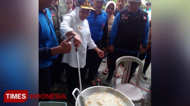 Gubernur Jatim Kofifah bantu tim logistik menggoreng tempe untuk makan siang pengungsi banjir. ( Foto: Ervan Marwantaka/ TIMES Indonesia)