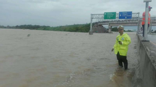 Banjir di tol Ngawi-Kertosono.