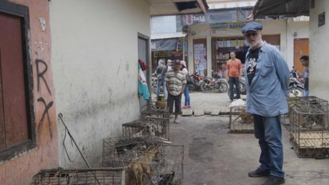 Aktor Inggris Peter Egan mengaku sangat syok saat melihat kekejaman terhadap anjing di Pasar Tomohan, Sulawesi Utara.