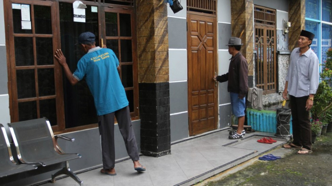 Para warga non-Hindu berpatroli di rumah-rumah warga Hindu yang ditinggalkan karena pemiliknya beribadah di Pura. - Fajar Sodiq